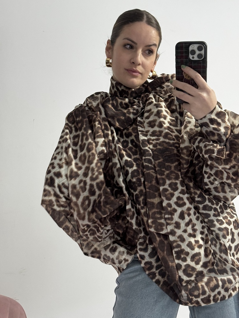 Camisa over animal print